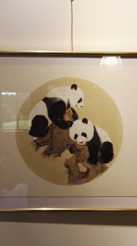 Spielende Pandas — ∅25cm Acryl auf Karton 2018
