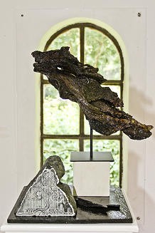 Der Golddrache reitet auf der Glückswolke die aus Sukhavati kommt — 40x40x15cm Speckstein, Eiche, Messing 2015